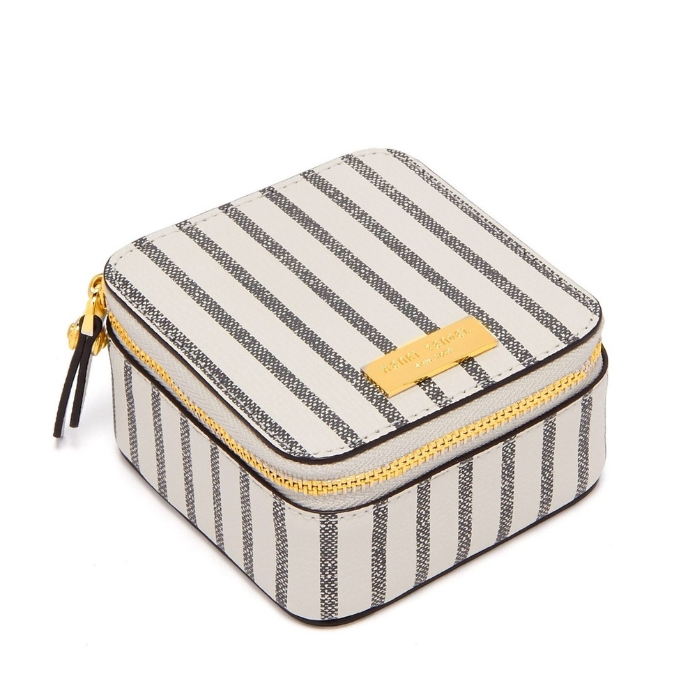 ISO - Henri Bendel Jewelry Case in this pattern